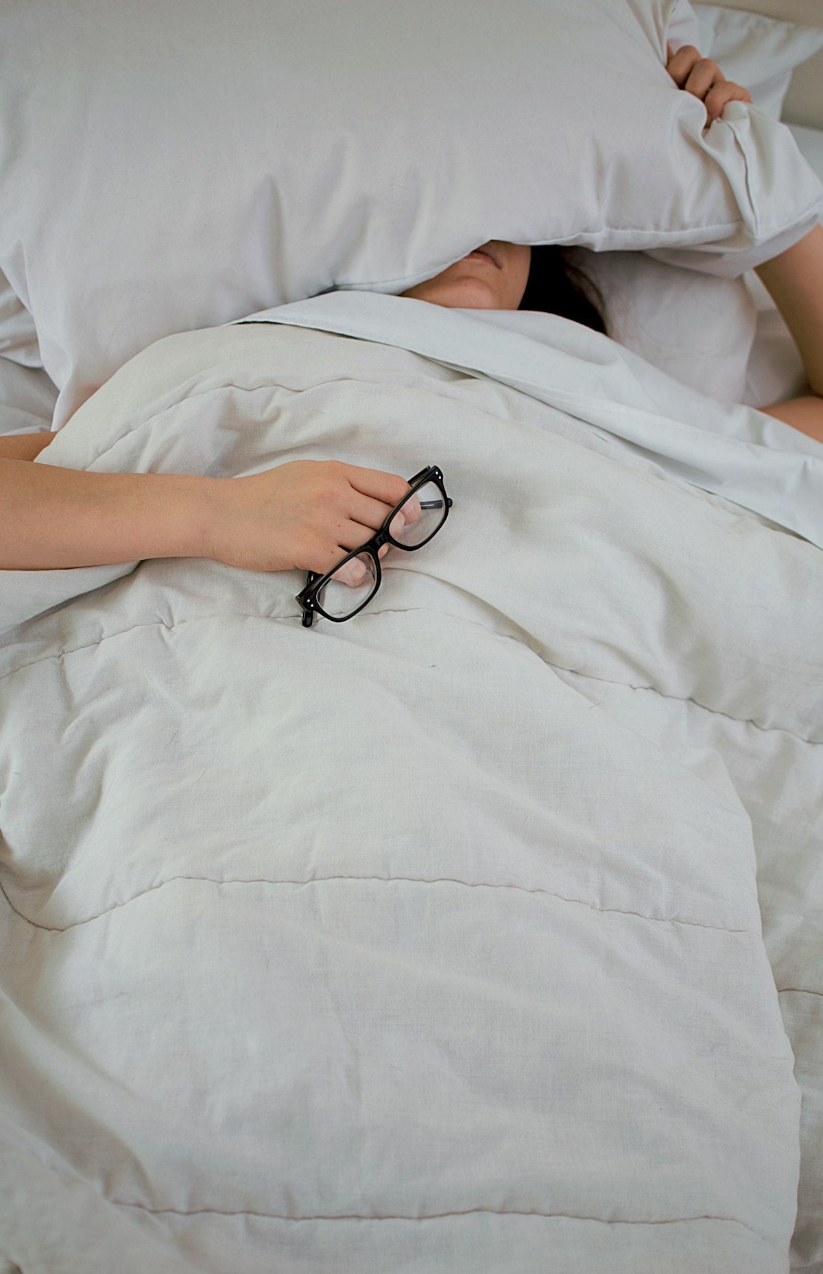 Person entspannt im Bett