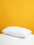Memory-Foam Schlafkissen auf weißem Bett