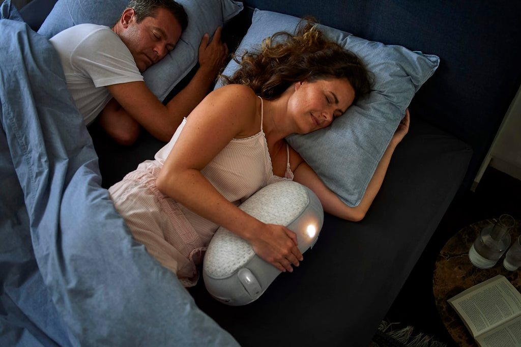 Paar schläft friedlich im Bett