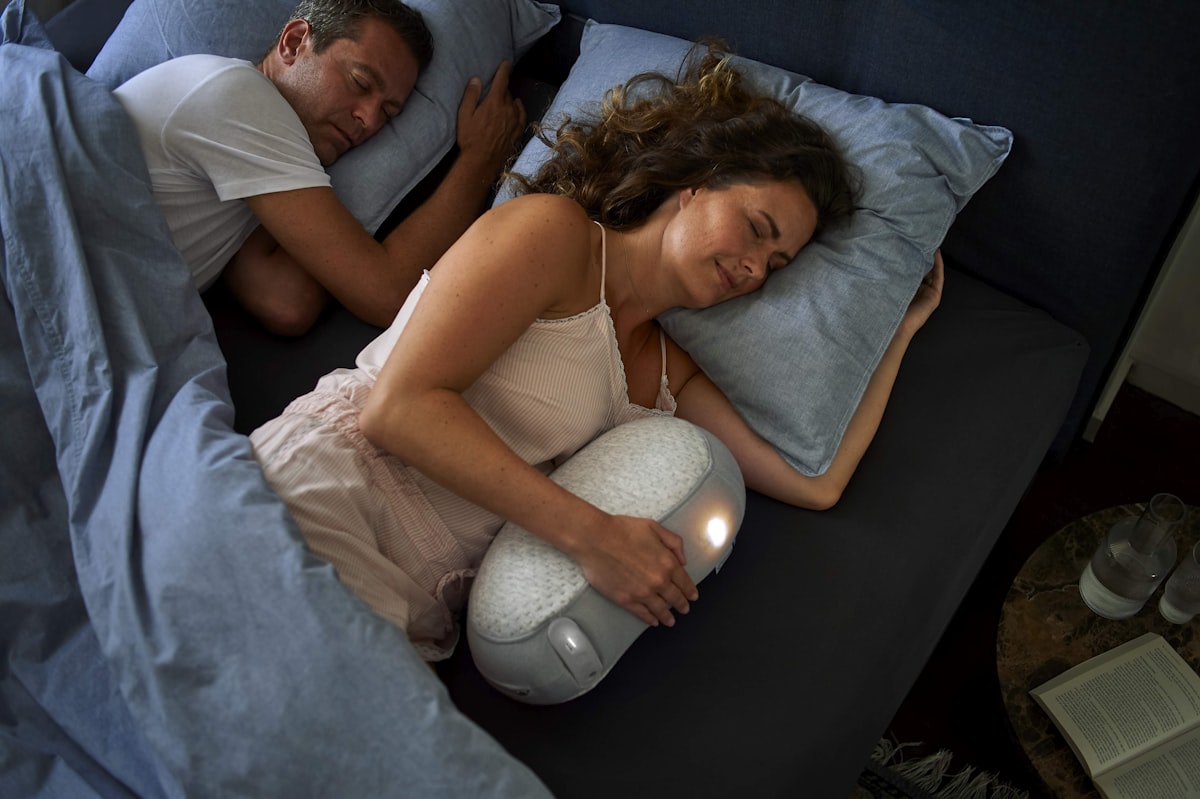 Paar schläft friedlich im Bett