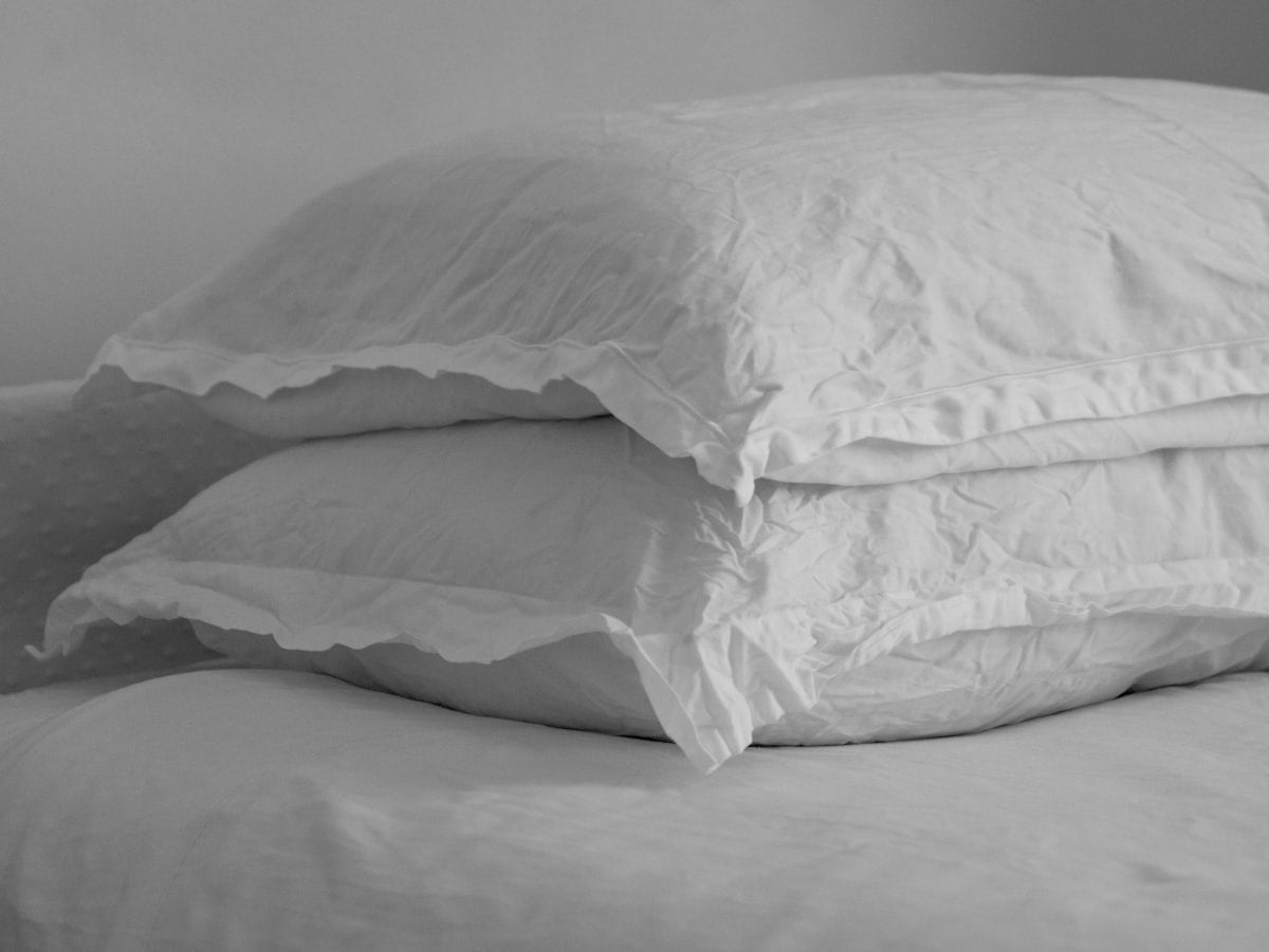 Weißes Kissen im Bett