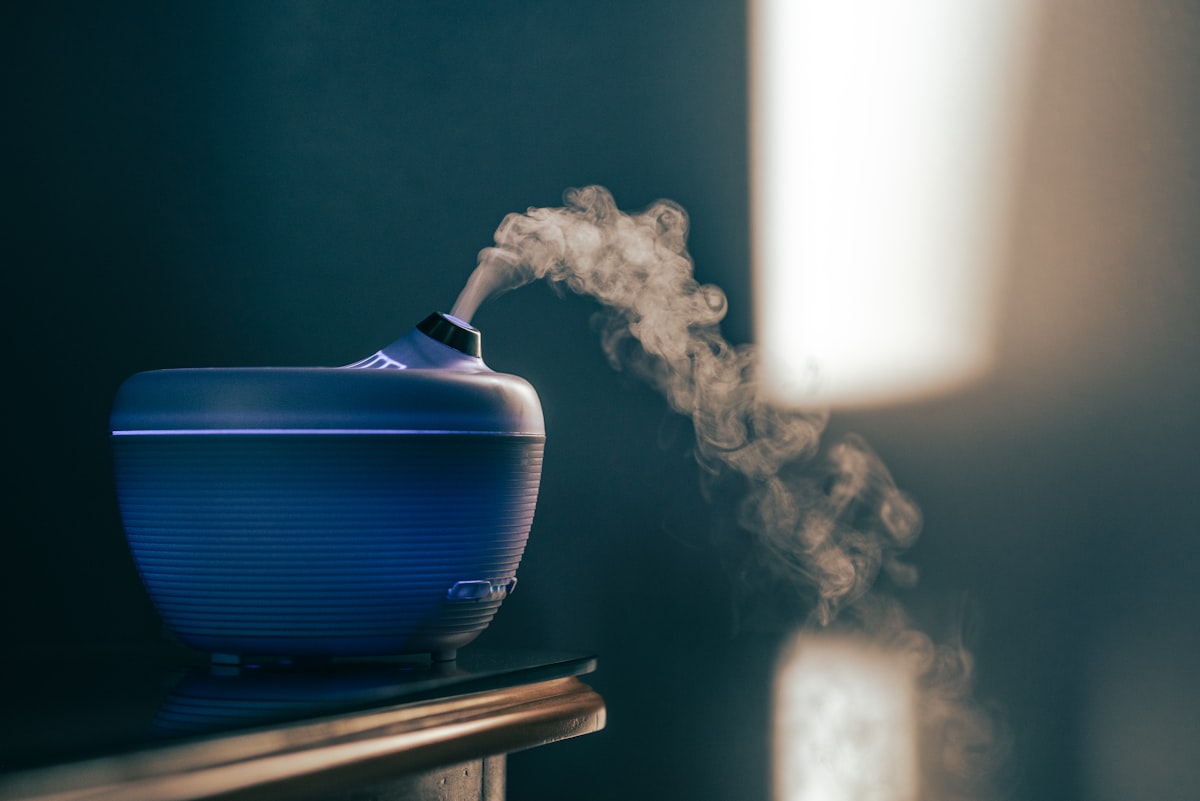 Aromatherapie Diffuser auf Holztisch