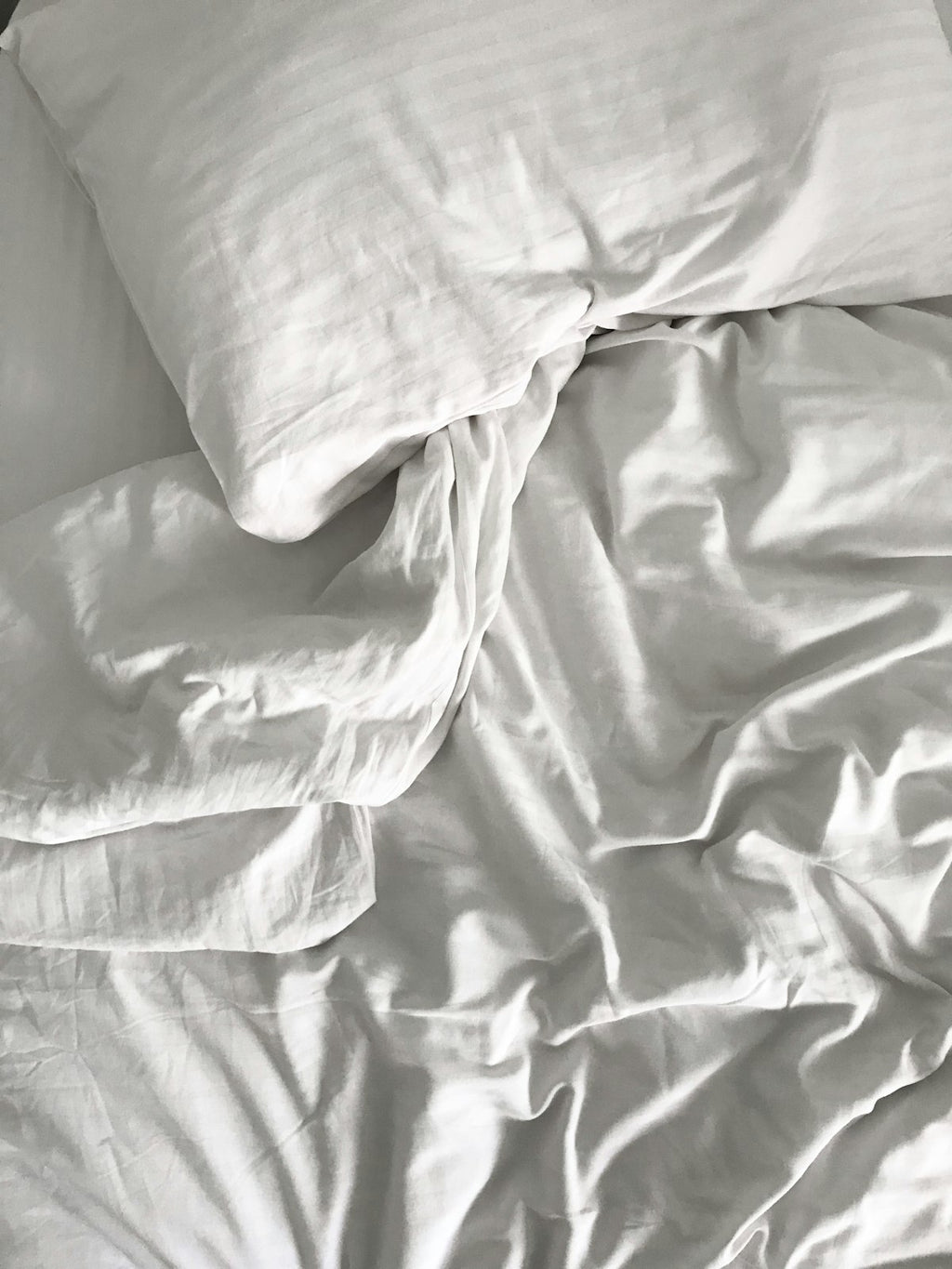 Gemachtes Bett mit Bambuslaken