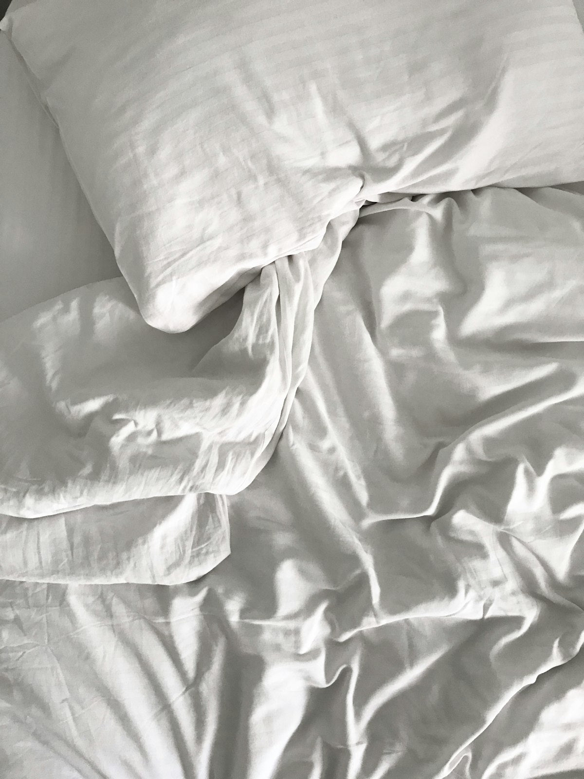 Gemachtes Bett mit Bambuslaken