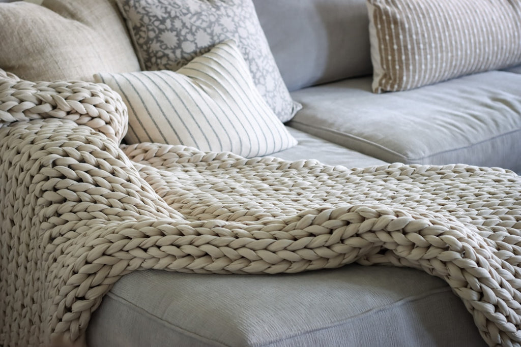 Kuschelige Gewichtsdecke auf Sofa