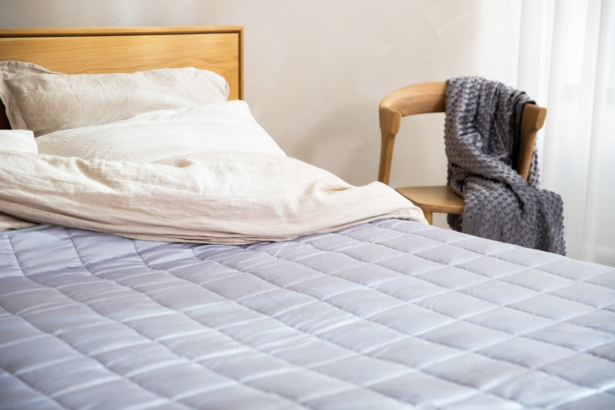 Gemütliches Bett mit weißer Decke