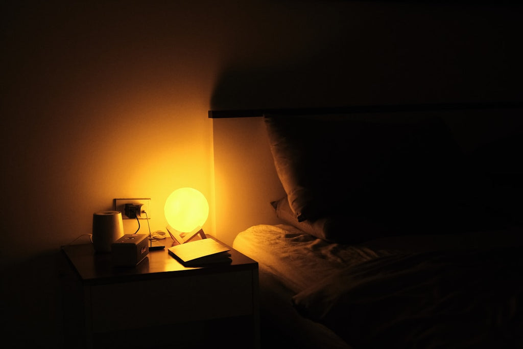 Nachttisch neben dem Bett mit Uhr