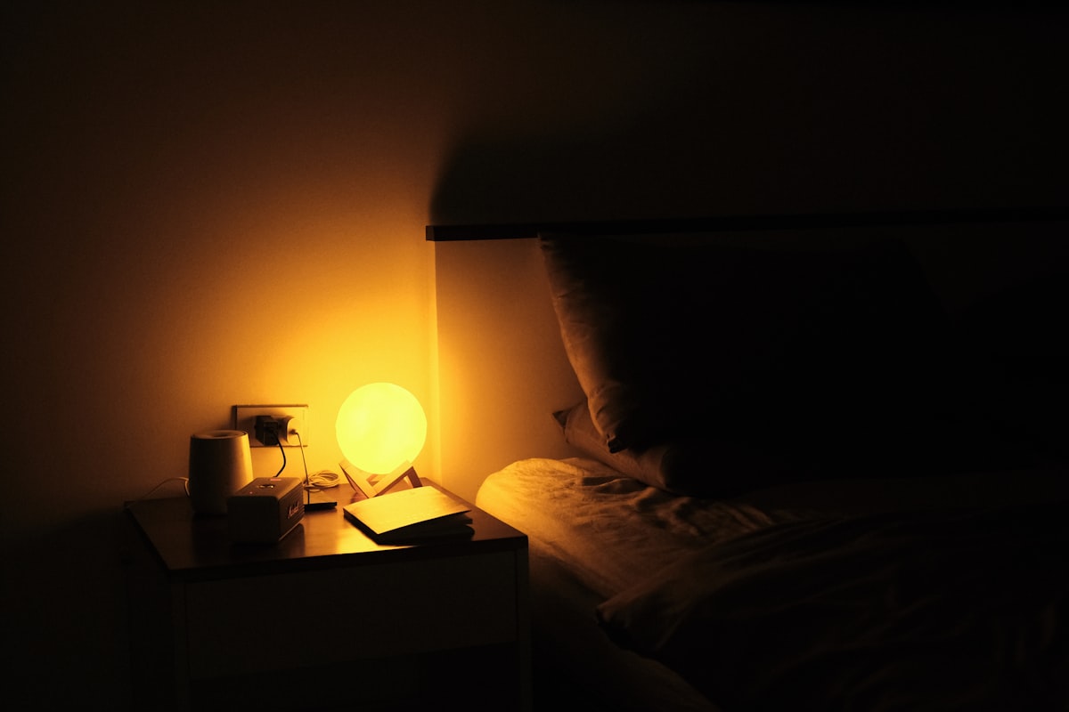 Nachttisch neben dem Bett mit Uhr