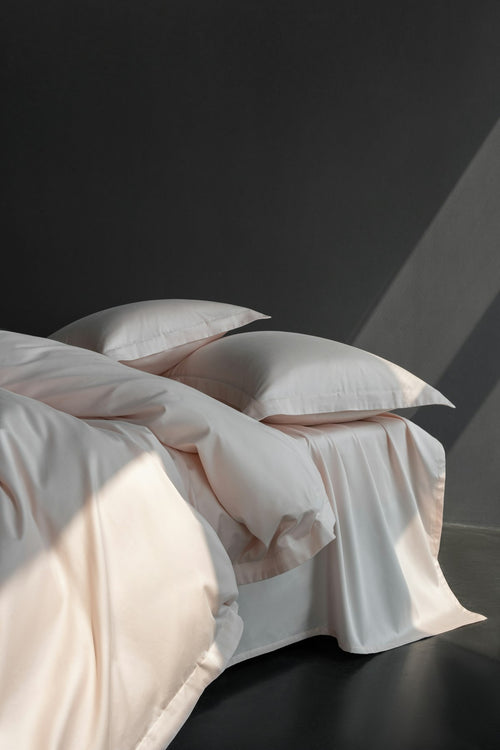 Bett mit weißer Bambus-Bettdecke
