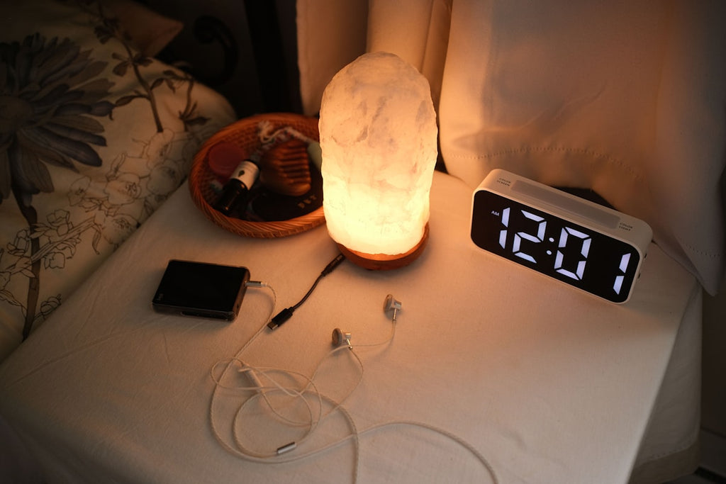 Nachttisch mit Lampe und Wecker